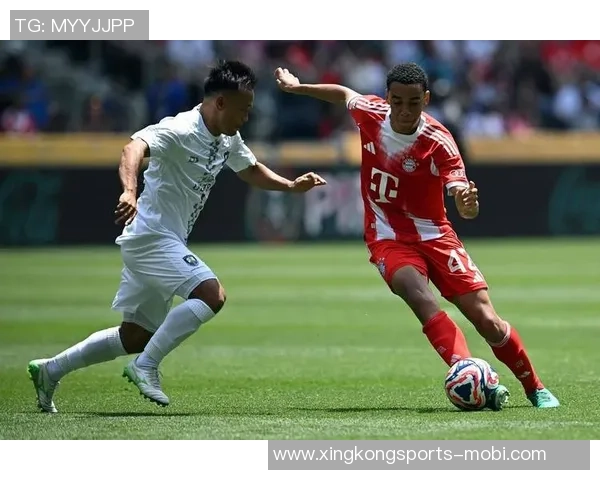 穆西亚拉亲临训练场为队友加油助威并热情签名回馈球迷 穆西亚拉亲临训练场为队友加油助威并热情签名回馈球迷